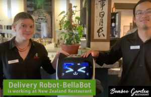 配膳ロボットがニュージーランドのアジア料理レストランでお料理を運んでいます。