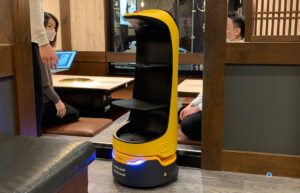 ２つと下げ膳などを入れるボックスの段が１つの小ぶりな配膳ロボットです